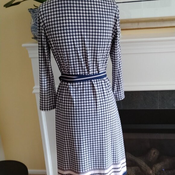 Print Wrap Dress with Border Design - Picture 7 of 9